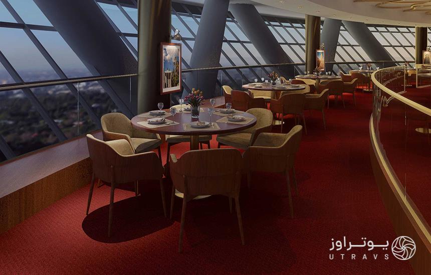 رستوران گردان برج میلاد که دیواره شیشه‌ای و کف‌پوش قرمزرنگ دارد. 